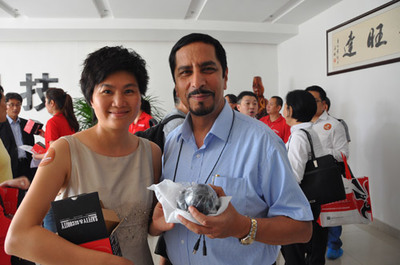 共創未來 企業與外商合影留念的背后故事